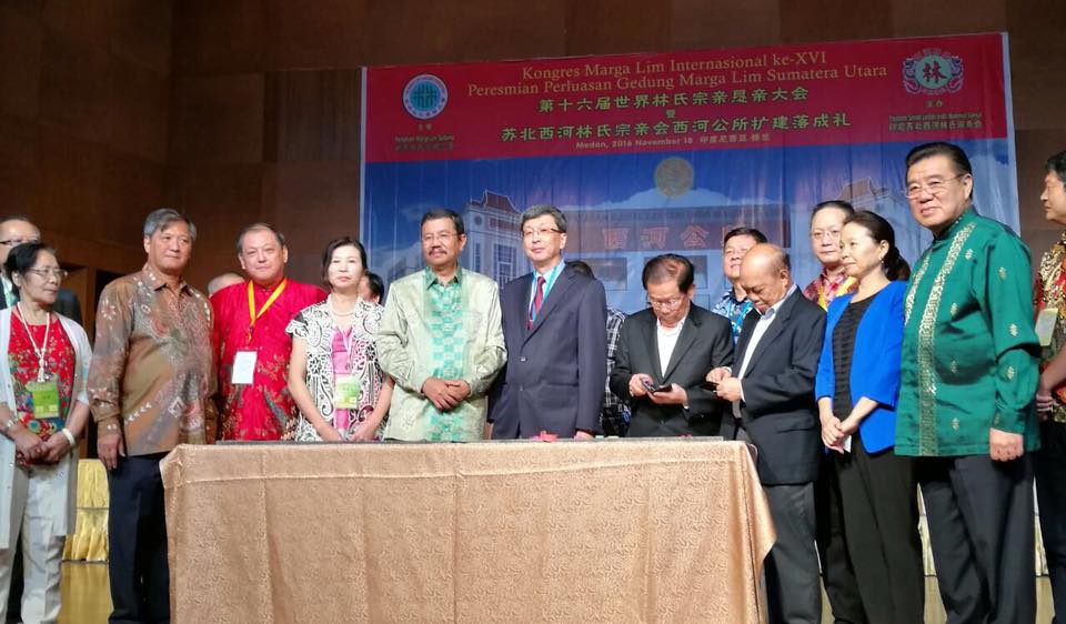 总会长丹斯里林福山与印尼苏北省长 Tengku Erry nurapi在世界林氏恳亲大会相见欢