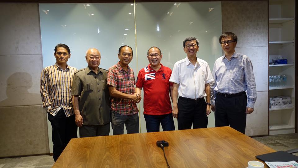 在丹斯里玉唐宗长，丹斯里福山宗长，总秘书承利和总团长顺辉的见证下，副总团长世来熱情祝贺署理总团长金华为林总青年团候任代总团长。