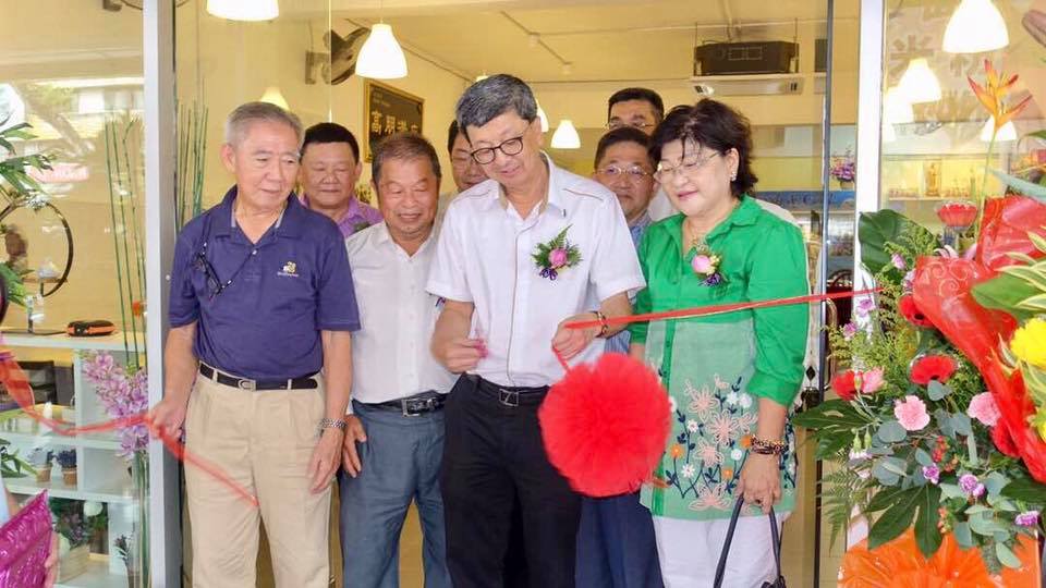 今天早上与一群林氏宗亲为巴生林氏宗亲林清山宗长以及他孩子林德峰宗亲的素食馆主持开幕。祝福他们财源广进，生意兴隆。