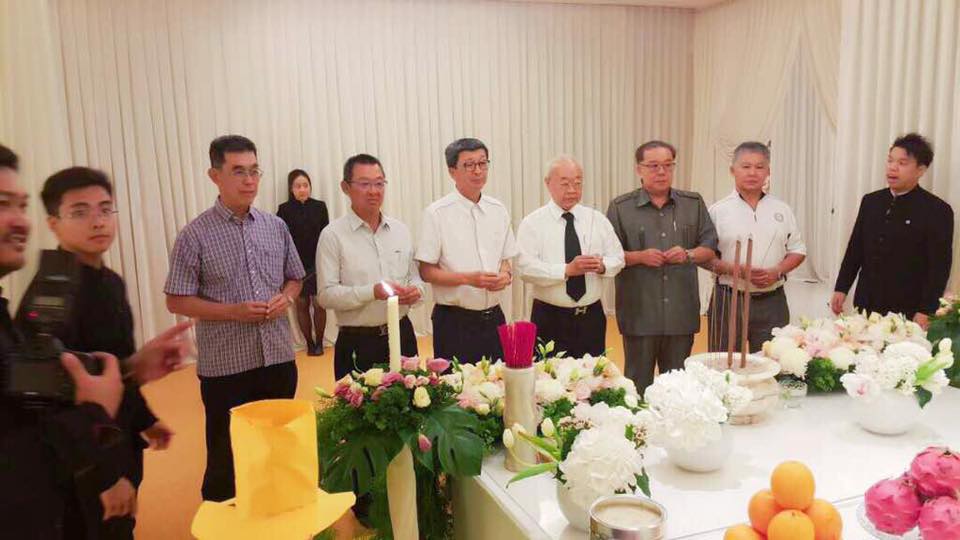 总会长丹斯里林福山，丹斯里林玉唐宗长，荣誉顾问林振华宗长以及一众林氏宗亲前往已故丹斯里林梧桐夫人-潘斯里李金花丧府吊唁。她是丹斯里林国泰宗长母亲。