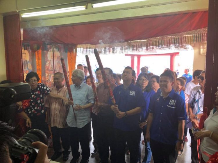 彭亨州林氏联宗会庆祝妈祖圣诞，该会会长准拿督秀添上第一柱香，祈求林氏子弟风调雨顺，万事如意，财源广进，多福多寿。拿督斯里林福成少校代表总会长丹斯里林福山局绅出席。