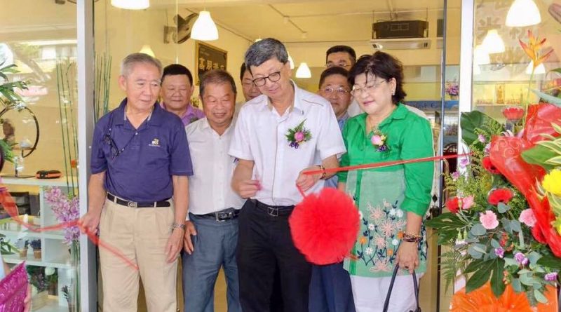 与一群林氏宗亲为巴生林氏宗亲林清山宗长以及他孩子林德峰宗亲的素食馆主持开幕。祝福他们财源广进,生意兴隆。"